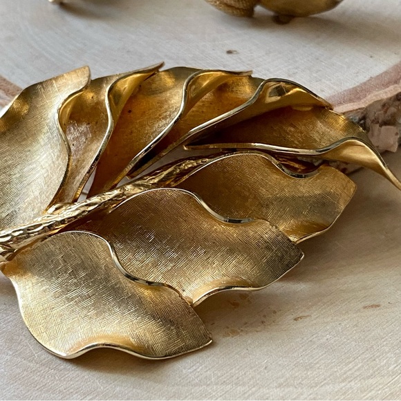 Vintage- Demi-Parure Stylized Gilt Brooch & Clip Back Earrings - Picture 5 of 13